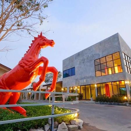 Red Horse Resort Паттайя Экстерьер фото